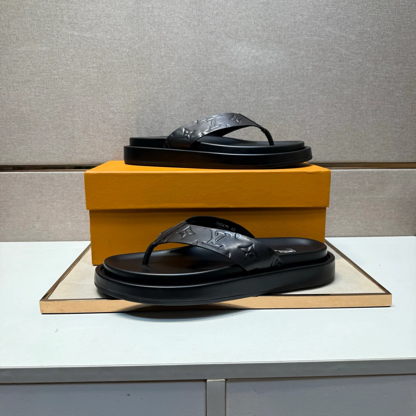 ⬛️Men's shoes 💰p400 [LV～] Men's casual slippers 2025z cabinet sales simultaneously 🔶Size: 39-44#️⃣ 🔷4 colors🔜The upper is made of cowhide stitching➕Genuine leather lining, comfortable and breathable, sole: original comfortable and wear-resistant outsole, ⚠️Real 📱Photographed🎬The real thing is better📢📢📢